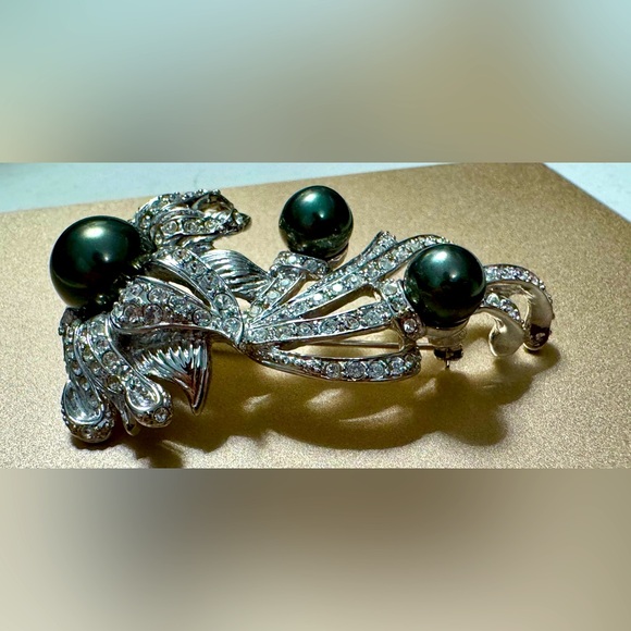 Nolan Miller signed Tahitian faux pearls and rhinestones silver toned flower pin - Picture 1 of 5
